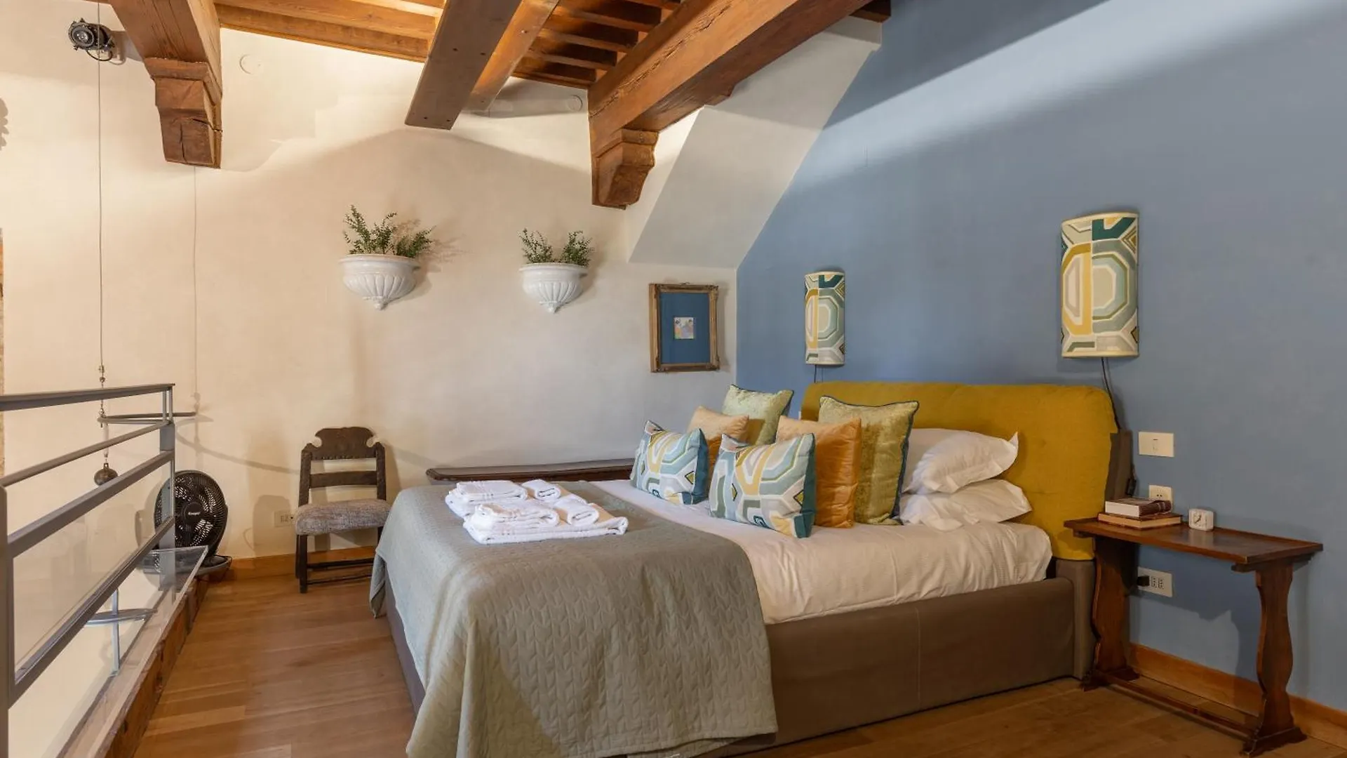 Old Bridge Large And Unique Artful Apartment With Elevator Florence Italy