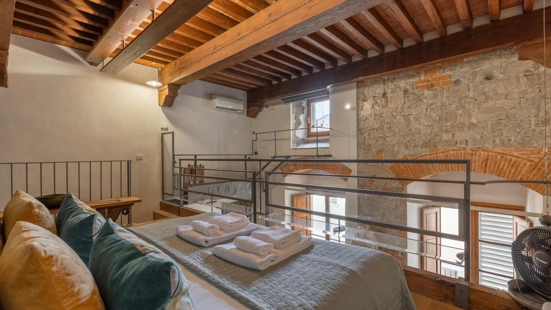 Old Bridge Large And Unique Artful Apartment With Elevator Florence